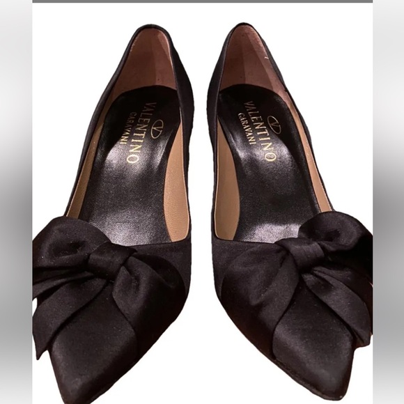 Valentino Garavani 🎉host pick🎉pointed toe satin bow pumps in original shoe box